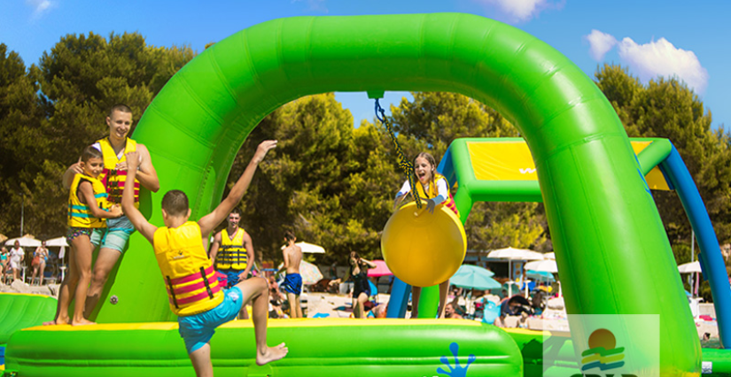 alt="Enfants testant le Match Ball à la Haie-Traversaine Mayenne".