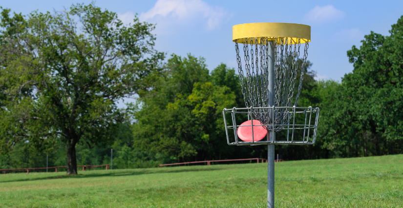 alt="1 nouvelle discipline golfique à découvrir au MultiGolf de Meslay-du-Maine : discgolf"