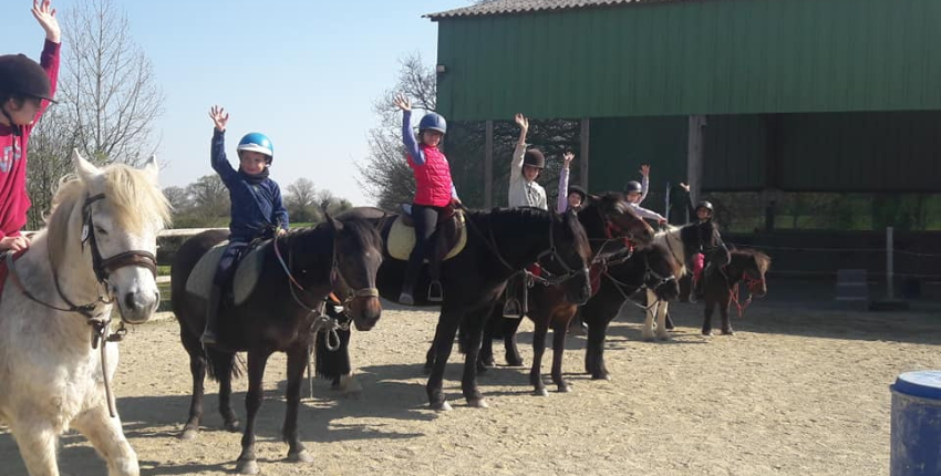 Espace équestre du Fouilloux St Germain du Fouilloux Mayenne Laval animaux poney cheval enfant parent psychomotricité