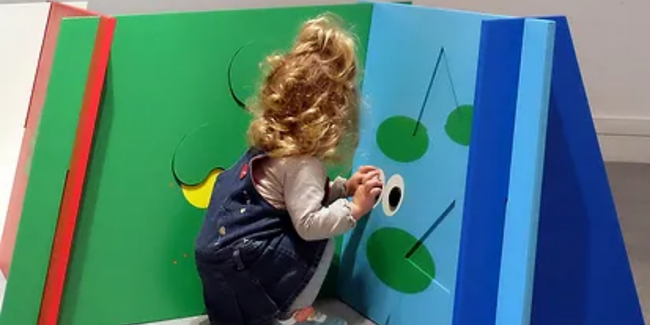 Exposition pour les tout-petits "Prendre et Surprendre" de Lucie Félix, Croq' les mots, marmot ! Haute-Mayenne