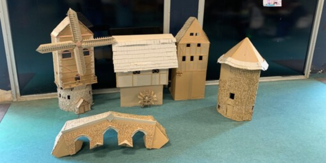 Atelier "fabrication d'une maison médiévale en carton", en famille, La Bib, Laval