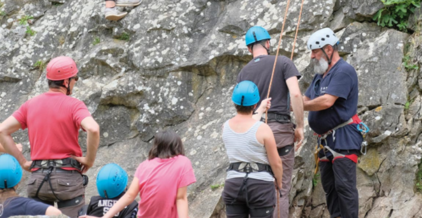 Initiation à l'escalade en famille au Musée de Préhistoire, Saulges