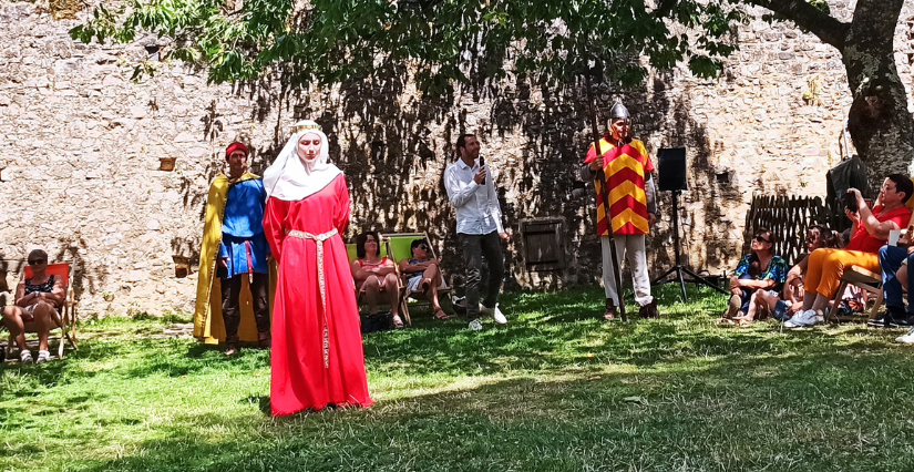 Défilé(s) de mode historique, en famille, au Château de Ste Suzanne