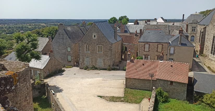 ©Château de Ste Suzanne Exposition « Au fil des châteaux » au Château de Ste Suzanne