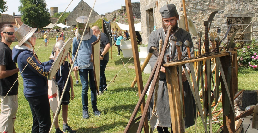 ©Château de Ste Suzanne Animation historique « Les Guerres de Religion » au Château de Ste Suzanne