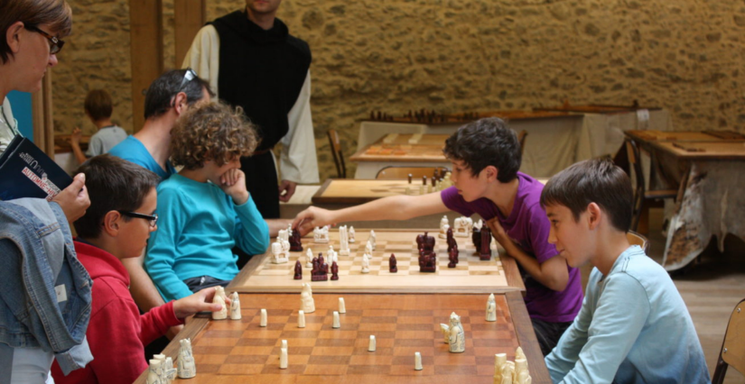 Partie simultanée d’échecs avec Peio Duboué, en famille, château de Mayenne