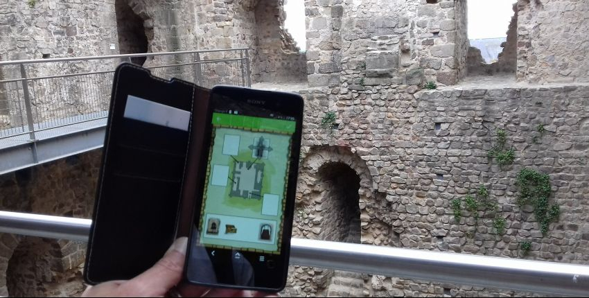 Un jeu-parcours numérique "Les enquêtes d’Anne Mésia", en famille, château de Ste Suzanne enfant gratuit appli